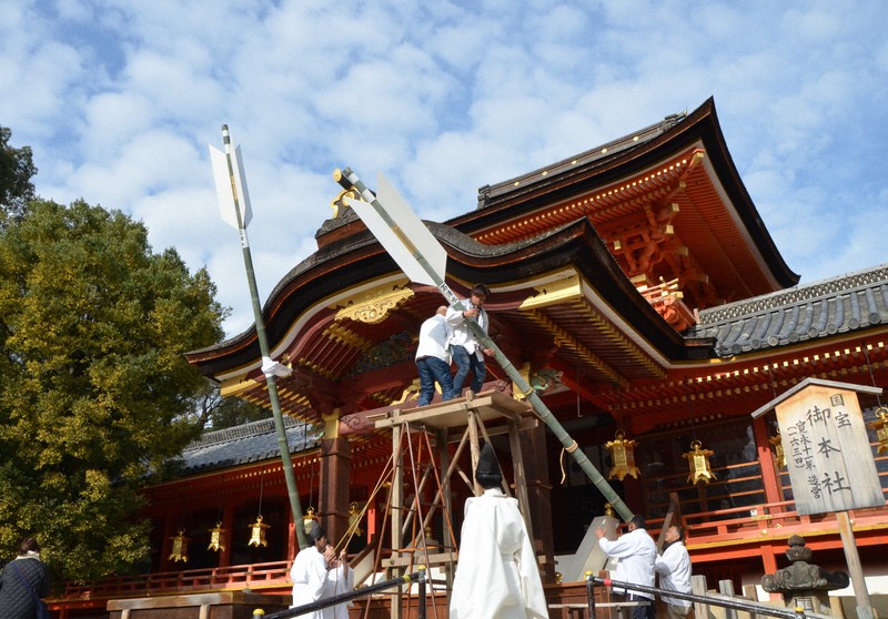 年末年始の風物詩 京都・石清水八幡宮に「ジャンボ御神矢」 | 毎日新聞
