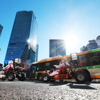 高層ビルが建ち並ぶJR渋谷駅前。左端は渋谷ヒカリエ、左から2番目は渋谷スクランブルスクエアの東棟＝2024年12月23日、小出洋平撮影