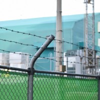 Xバンドレーダー基地を取り囲むフェンスには外部を拒絶するように有刺鉄線の忍び返しが取り付けられている＝京丹後市丹後町で2024年12月13日午後2時50分、塩田敏夫撮影