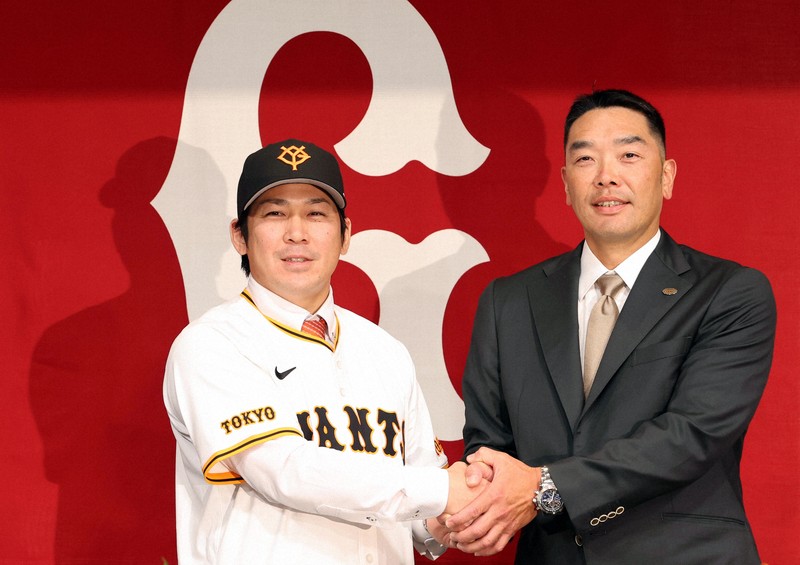ソフトバンクから巨人へ 甲斐が入団会見 [写真特集1/10] | 毎日新聞