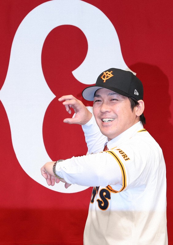 ソフトバンク　巨人　甲斐拓也　ユニホーム ソフトバンクから巨人へ 甲斐が入団会見 [写真特集1/10] | 毎日新聞