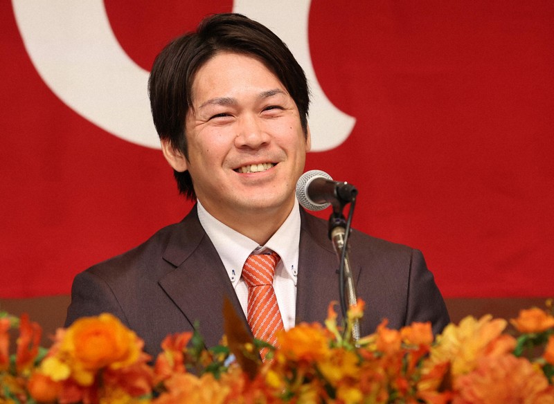 巨人への移籍が決まり、入団記者会見をする甲斐拓也＝東京都千代田区で2024年12月26日、幾島健太郎撮影