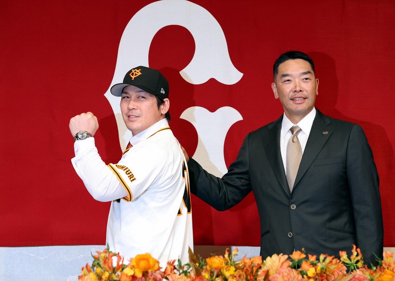 ソフトバンクから巨人へ 甲斐が入団会見 [写真特集1/10] | 毎日新聞