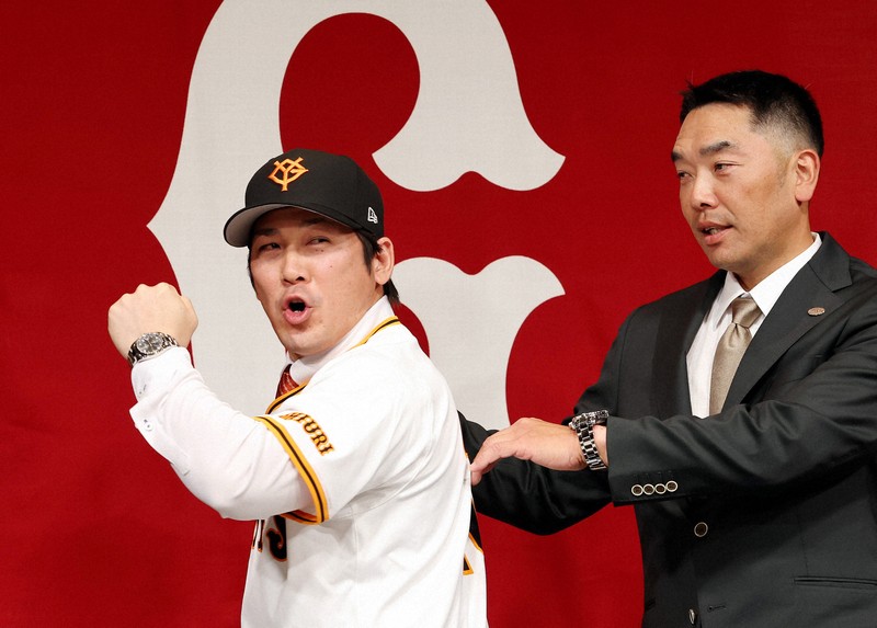 ソフトバンクから巨人へ 甲斐が入団会見 [写真特集1/10] | 毎日新聞