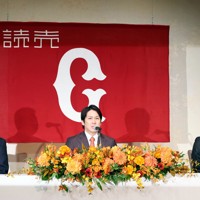 巨人の入団記者会見で抱負を語る甲斐拓也（中央）。右は阿部慎之助監督＝東京都千代田区で2024年12月26日、幾島健太郎撮影