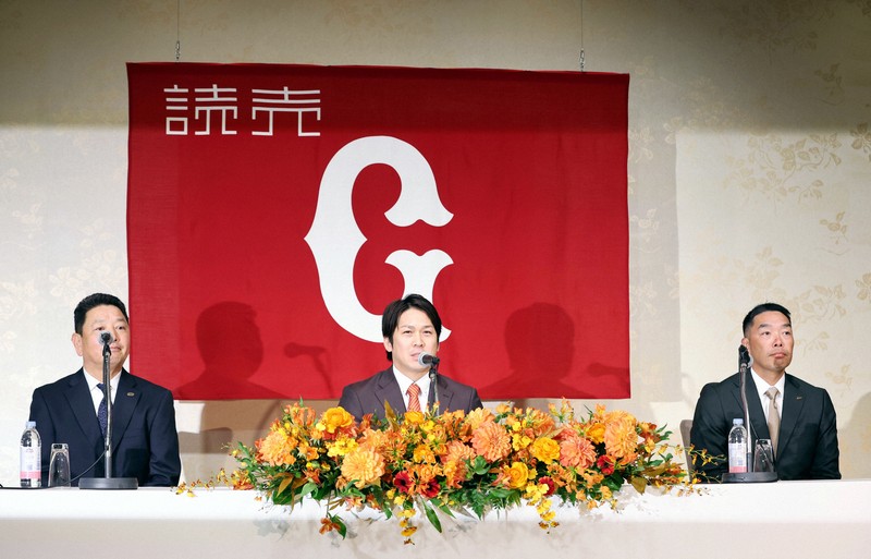 巨人の入団記者会見で抱負を語る甲斐拓也（中央）。右は阿部慎之助監督＝東京都千代田区で2024年12月26日、幾島健太郎撮影