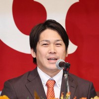 巨人への移籍が決まり、入団記者会見をする甲斐拓也＝東京都千代田区で2024年12月26日、幾島健太郎撮影