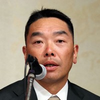 巨人に入団が決まった甲斐拓也の記者会見で、質問に答える阿部慎之助監督＝東京都千代田区で2024年12月26日、幾島健太郎撮影
