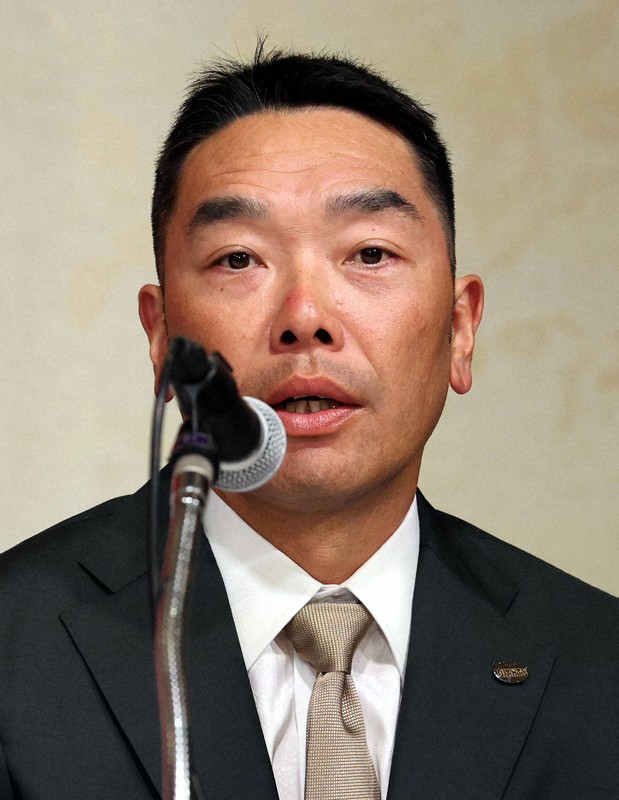 巨人に入団が決まった甲斐拓也の記者会見で、質問に答える阿部慎之助監督＝東京都千代田区で2024年12月26日、幾島健太郎撮影