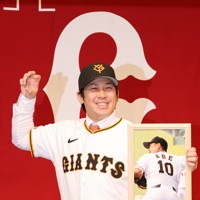 ソフトバンクから巨人へ 甲斐が入団会見 [写真特集1/10] | 毎日新聞