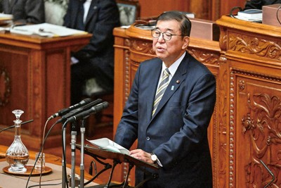 参院本会議で答弁する石破茂首相。臨時国会は乗り切ったものの先行きは不透明だ