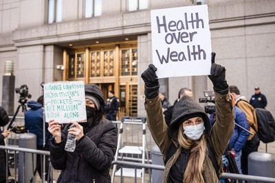 実行犯を支援するデモ参加者たち (Bloomberg)