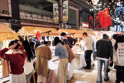 アクセサリーなどを物色する若者たちで夜の屋台はにぎわう（中国・昆明市で２０２４年10月） (筆者撮影)