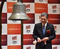 式典で鐘を鳴らし、笑顔を見せるキオクシアホールディングスの早坂伸夫社長＝東京都中央区の東京証券取引所で2024年12月18日、井口彩撮影