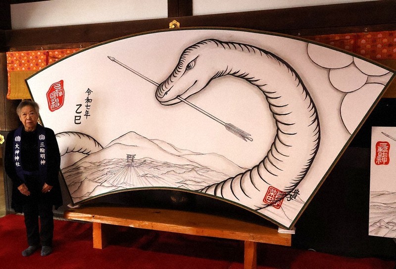 祭神「巳さん」大絵馬 画家・柴田さん奉納 桜井・大神神社 ／奈良