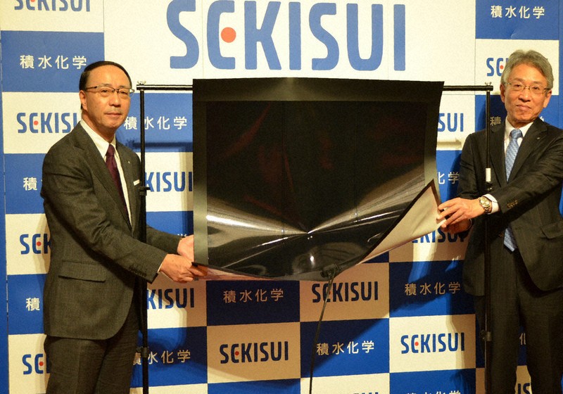 積水化学：「曲がる太陽電池」27年量産へ 積水化学、シャープ工場取得