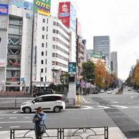 現在の池袋駅東口。奥に延びるグリーン大通りに行くには、片側3車線の明治通りを渡らなければならない＝豊島区で2024年12月13日午後0時11分、小林遥撮影