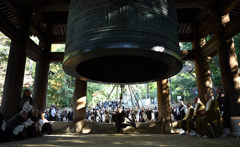 京都・知恩院で「除夜の鐘」試し突き 重さ70トンの大鐘響く | 毎日新聞