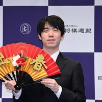 藤井聡太名人、新年の誓い [写真特集13/13] | 毎日新聞