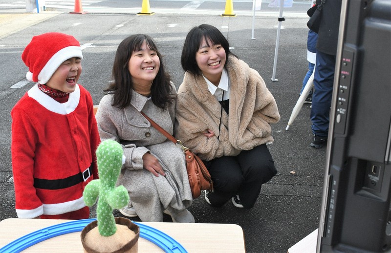 笑顔一つ検知で1円 アプリで寄付金、高校生が奮闘 滋賀 | 毎日新聞