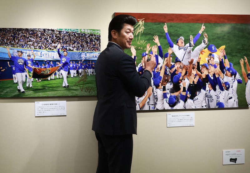 銀座三越で報道写真展開幕 DeNA・三浦大輔監督が胴上げ時の心境