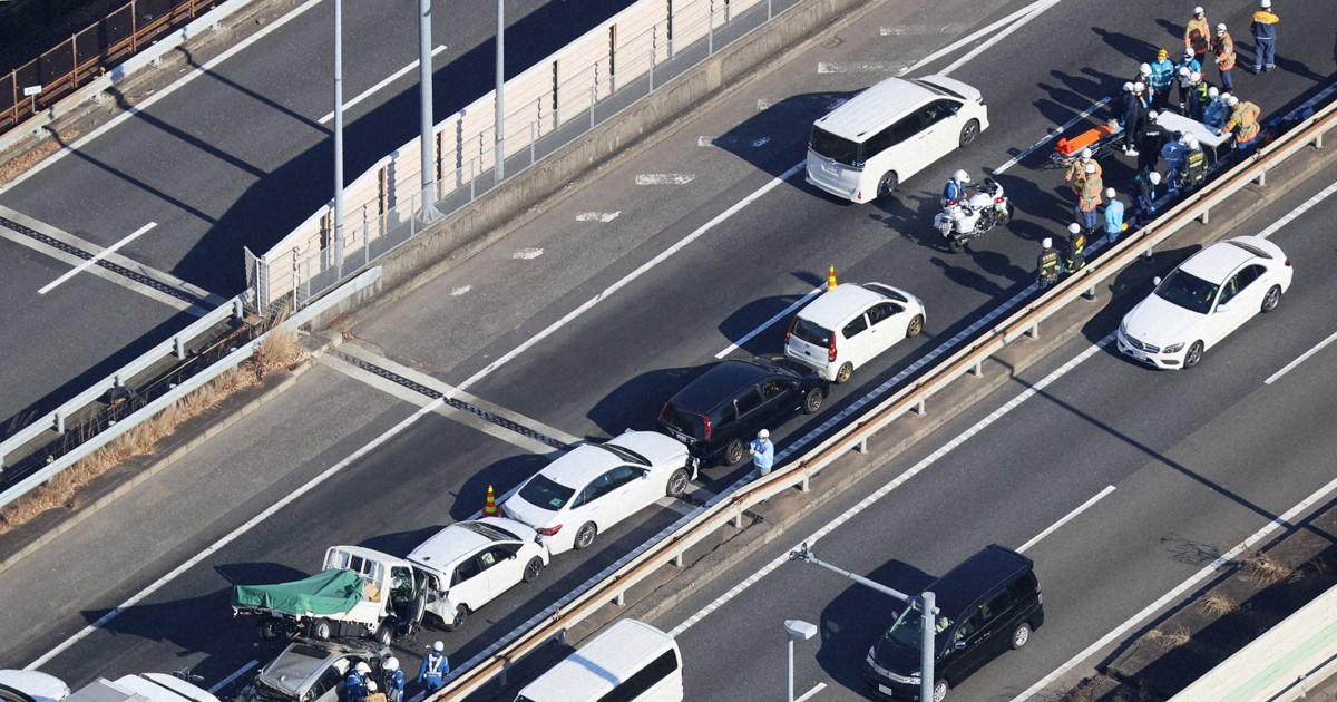 東名高速で多重事故 トラックや乗用車など7台絡む [写真特集1/8