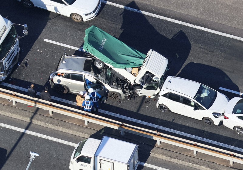 東名高速で多重事故 トラックや乗用車など7台絡む [写真特集1/8