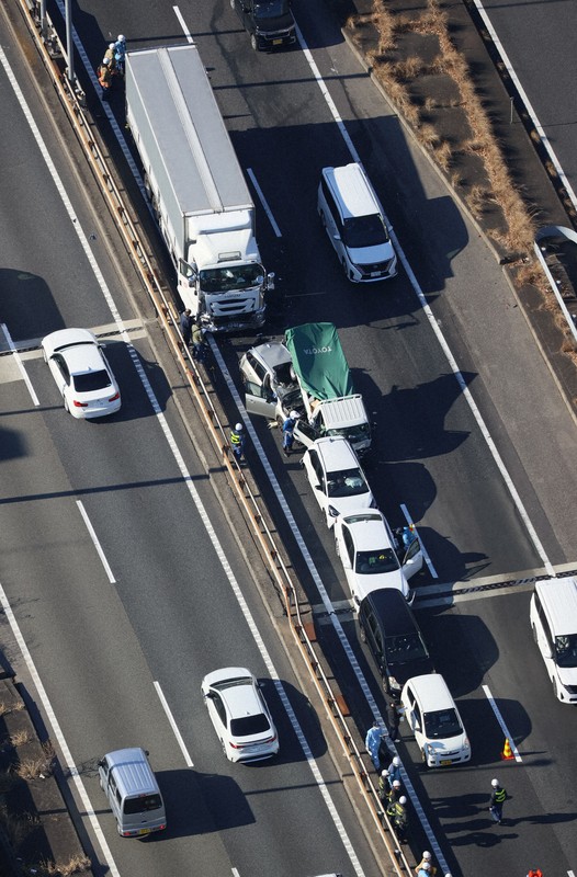 東名高速で多重事故 トラックや乗用車など7台絡む [写真特集1/8