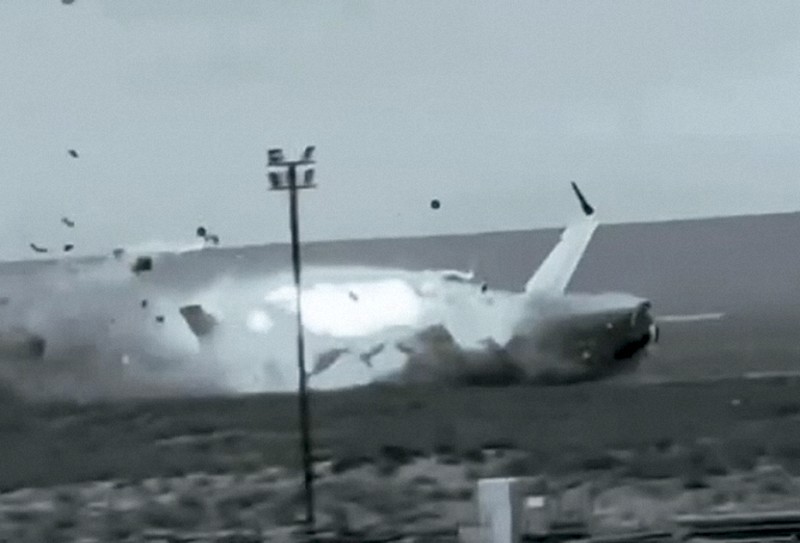 アゼル運輸相「何かが機体に衝突」 旅客機墜落で攻撃の可能性示唆