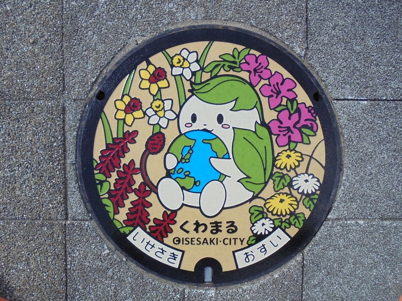 伊勢崎駅前に新マンホール 市、カードも配布 ／群馬 | 毎日新聞