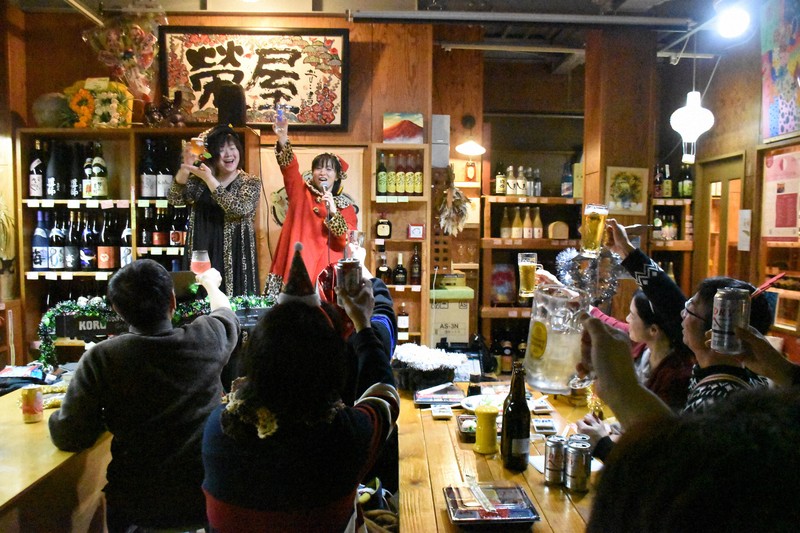 100年続く北九州の「角打ち」 ライブも開催、多世代に愛され | 毎日新聞