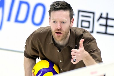 【東京GB－VC長野】選手たちに指示を出す東京GBのカスパー・ボリネン監督＝東京・アリーナ立川立飛で2024年11月17日、和田大典撮影