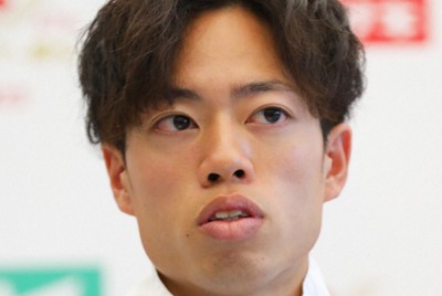 2023年のニューイヤー駅伝に向けた記者会見で質問に答えるHondaの青木涼真選手＝前橋市で2022年12月30日午後3時1分、長谷川直亮撮影