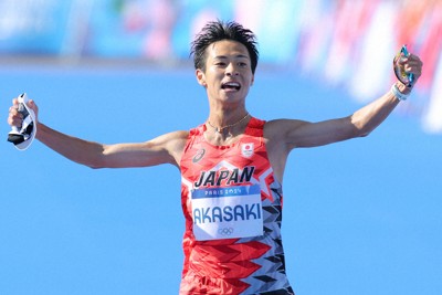 パリ五輪の男子マラソンで6位となり拳を固める赤崎暁選手＝パリで2024年8月10日、中川祐一撮影