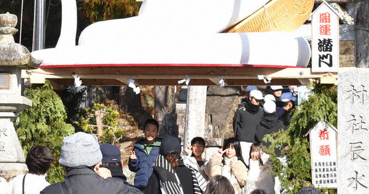 金の小判抱えた「ジャンボ白蛇」 地元住民の手作り 三重・辰水神社