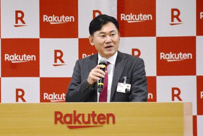 楽天グループの入社式であいさつする三木谷浩史会長兼社長＝東京都世田谷区で2024年4月1日、藤渕志保撮影