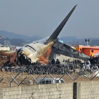 写真まとめ＞乗客の家族ら、空港で怒号と悲鳴 韓国旅客機事故 [写真