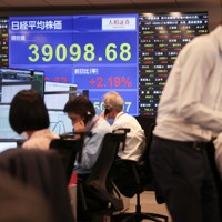 史上最高値となった日経平均株価の終値を表示する電光掲示板＝東京都千代田区の大和証券で2024年2月22日午後3時1分、渡部直樹撮影