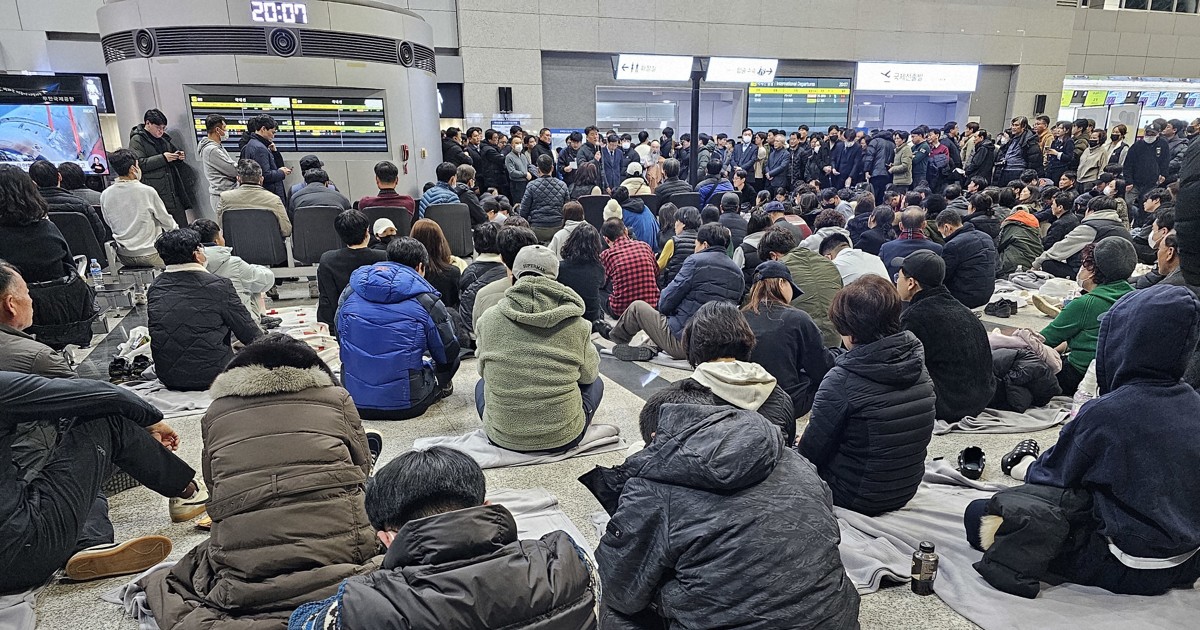 写真まとめ＞乗客の家族ら、空港で怒号と悲鳴 韓国旅客機事故 [写真