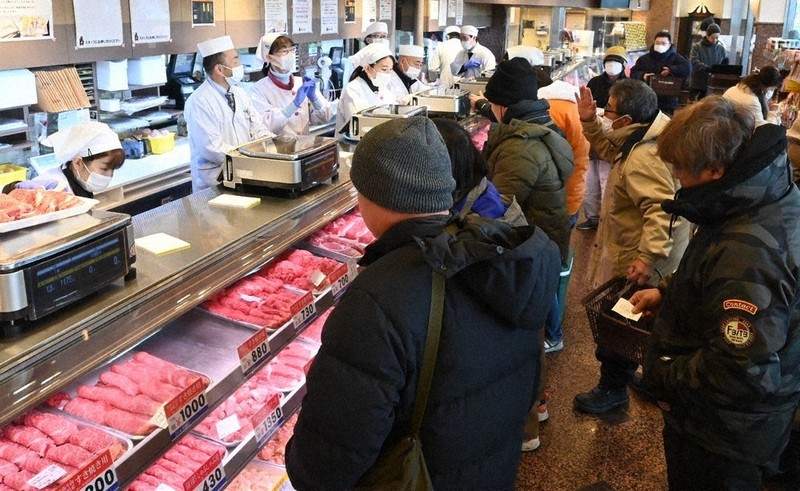 新年彩る肉求め 開店前に長い列 津の朝日屋本店 ／三重 | 毎日新聞