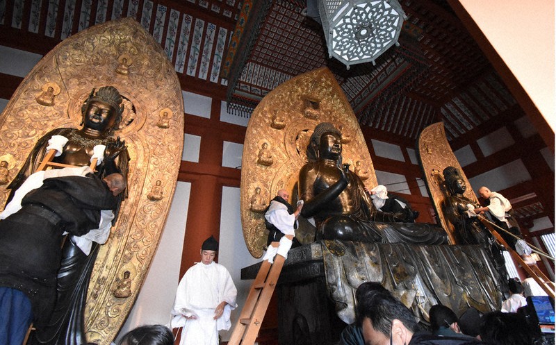 仏像すっきり清らかに 薬師寺でお身拭い 奈良 ／奈良 | 毎日新聞