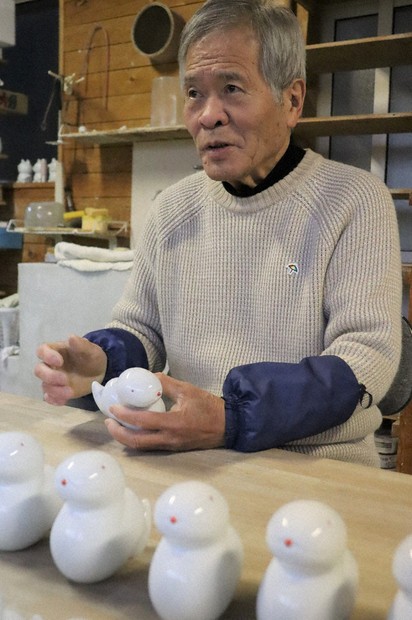 巳た目も愛らしく 波佐見焼でヘビ置物 新年へ幸せと平穏願い込めて