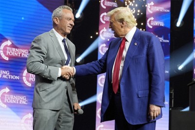 トランプ次期大統領（右）と握手を交わすロバート・ケネディ・ジュニア氏＝ジョージア州で2024年10月23日、AP