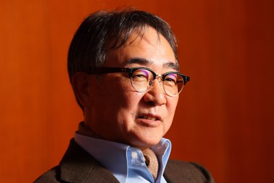 箱根駅伝を題材にした「俺たちの箱根駅伝」についてインタビューで語る作家の池井戸潤さん＝東京都千代田区で2024年11月26日、長谷川直亮撮影