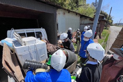 能登半島地震で被災し使えなくなった家財道具を建物から運び出す学生ボランティアのメンバーら＝石川県珠洲市で4月、三村暉さん提供
