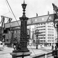 日本橋の上をまたぐ高速道路の橋げた=東京都中央区で1963年4月13日撮影