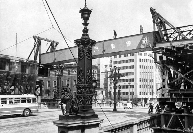 日本橋の上をまたぐ高速道路の橋げた=東京都中央区で1963年4月13日撮影