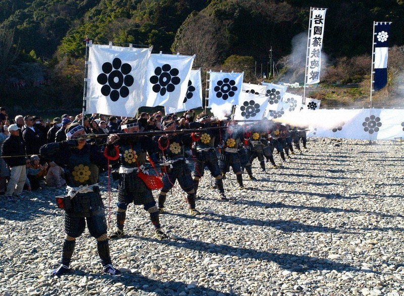 幸先良く演武ができた」 岩国藩鉄砲隊保存会 火縄銃初撃ち ／山口