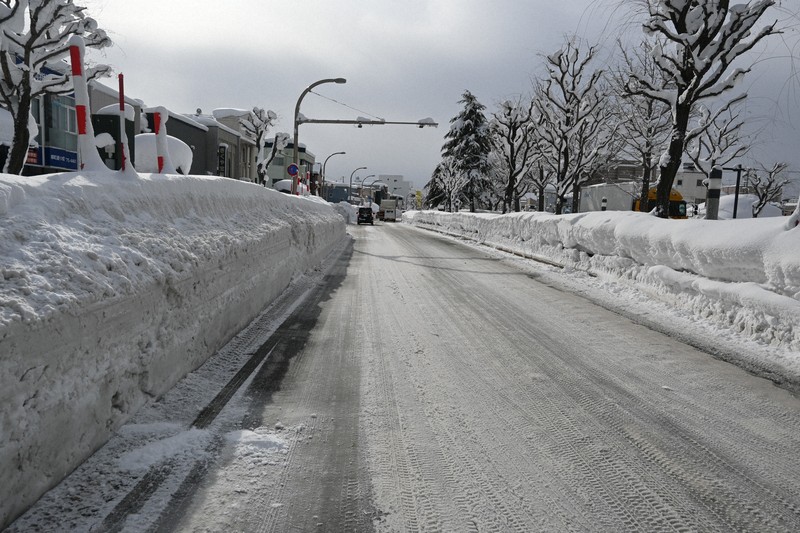 雪降る日 大雪】激しい雪が降る京都・渡月橋付近（2023年1月24日、京都市