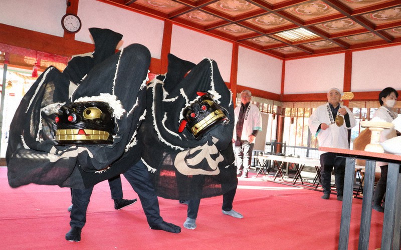 新年祝う、伝統行事 幸せ願い「夫婦獅子」舞う 田村・大鏑矢神社